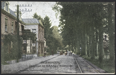 17550 Gezicht in de Hoofdstraat te Driebergen-Rijsenburg, met links de boekhandel van W. Kraal.